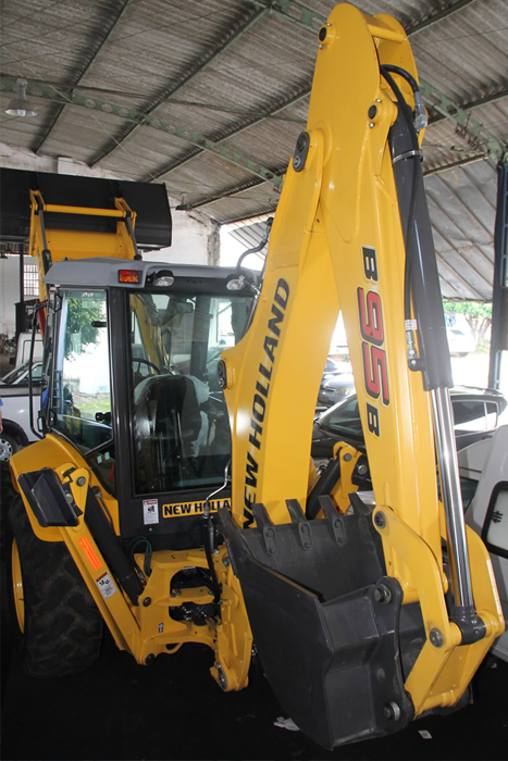 Cohidro recebe nova retroescavadeira do Governo do Estado via Proinveste