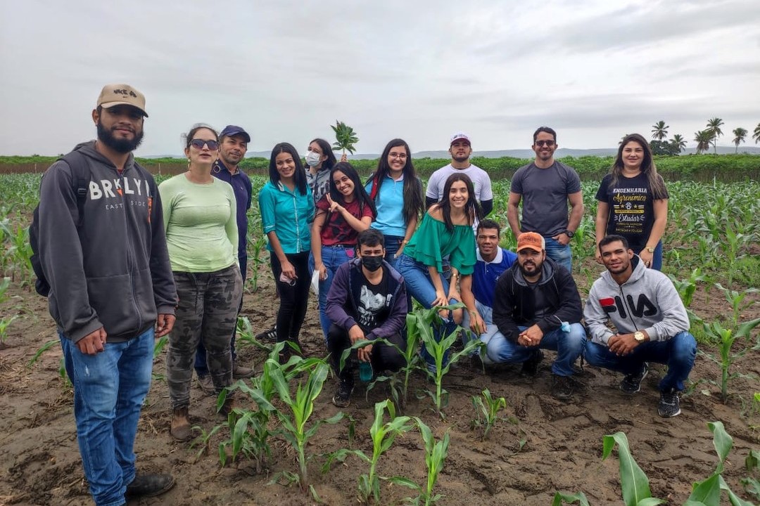 Estudantes de Agronomia em Glória vão ao perímetro de Lagarto conhecer irrigação pública da Cohidro