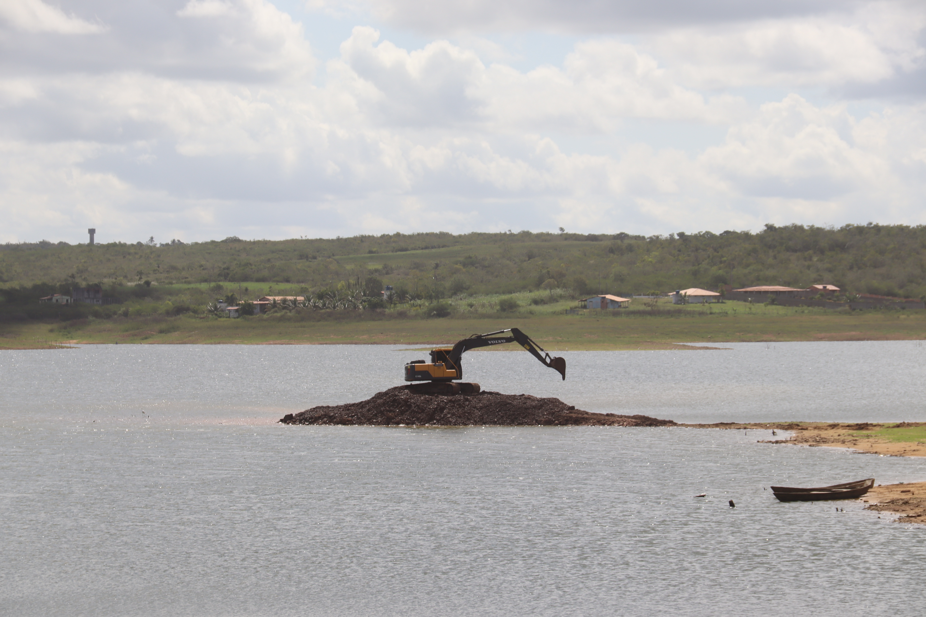 [Vídeo] Barragem estadual passa por desassoreamento para garantir mais água para população e agricultura