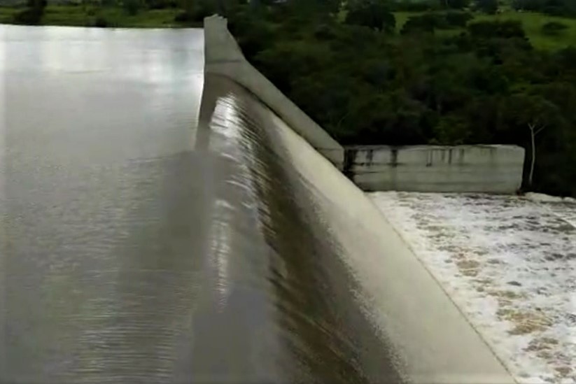 [vídeo] Barragem do Jacarecica I verteu ao atingir capacidade máxima de armazenamento