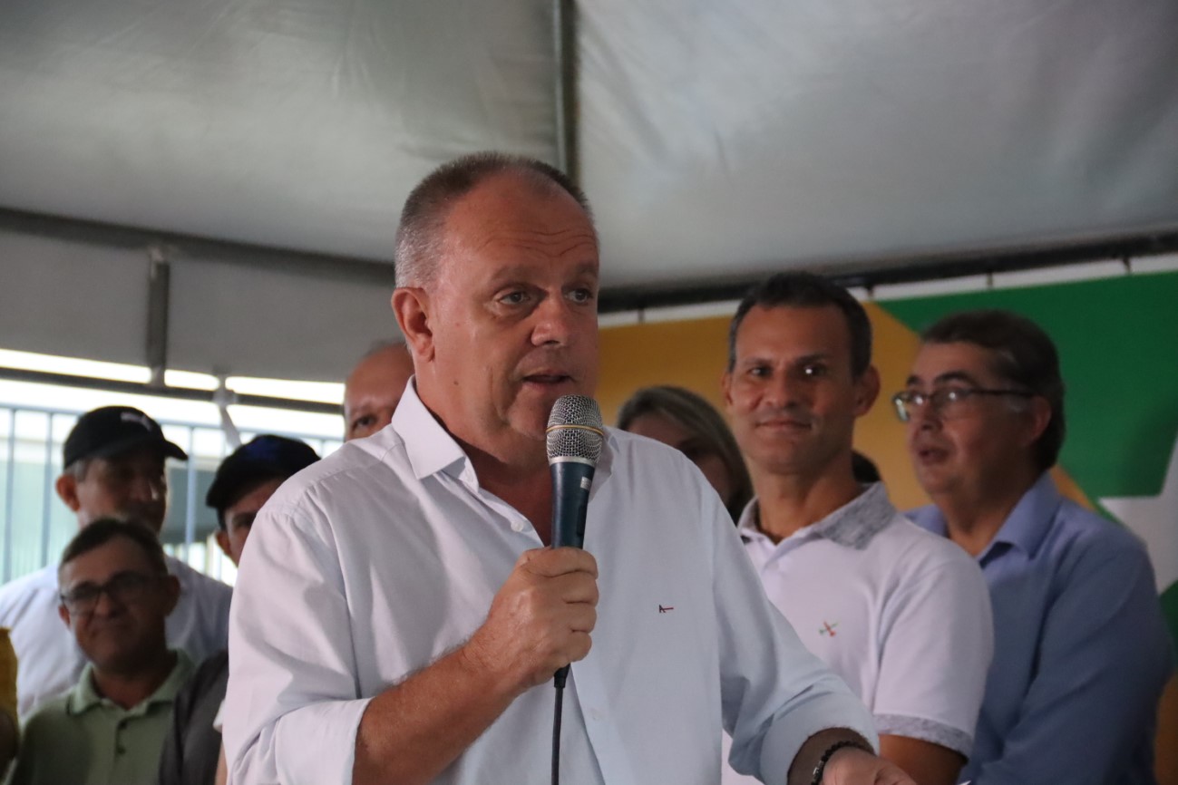 [vídeo] Belivaldo entrega termos de regularização fundiária e obras em perímetro de Tobias Barreto