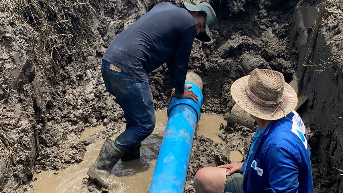 [vídeo] Conserto em tubulação do perímetro Califórnia reestabelece irrigação para lotes de maior altitude