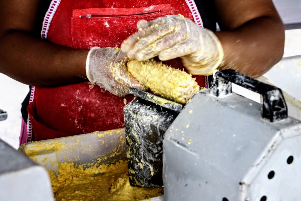Produtos para receitas juninas são oferecidos in natura ou processados na hora / Foto: Fernando Augusto