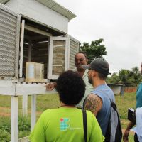 ecnico Marcos Emilio mostrou aos estudantes o funcionamento da estacao meteorologica do Perimetro da Cohidro - foto Fernando Augusto (Ascom Cohidro)