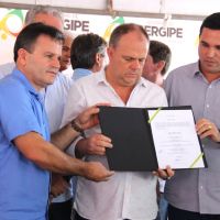 Prefeito Marival Santana, Belivaldo Chagas, Jose Carlos Felizola (presidente da Cohidro) e a ordem de serviço dos abastecimento - Foto Fernando Augusto (Ascom Cohidro)