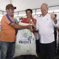 Foram entregues 823,8 toneladas de material forrageiro a 966 produtores dos municípios de Gararu e Nossa Senhora da Glória, um investimento da ordem de R$ 616.927,96. A agricultora Cleunice Aparecida ( na foto) comemorou a entrega / Fotos: Marcelle Cristinne/ASN