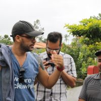 Estudante Ronaldo e o produtor Edmilson dialogam sobre a persistência diante das perdas e dificuldades da produção orgânica - foto Fernando Augusto (Ascom