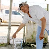 Felizardo Vital comemora a água do novo sistema, ligada à sua casa - Foto Fernando Augusto-Ascom Cohidro