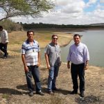 Gerente do Jacarecica I, Osvaldo Nunes, diretores João e Felizola em visita à barragem seca - Foto Ascom-Cohidro