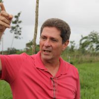 João Fonseca explica que a produção de milho verde seria maior se os perímetros não tivessem sofrido com a falta de chuvas - Foto Fernando Augusto (Ascom Cohidro)