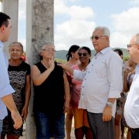 Maria de Lourdes e vizinhas recebem o governador Jackson, o vice Belivaldo e o presidente Felizola, na entrega do sistema - Foto Fernando Augusto-Ascom Cohidro