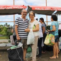 O casal José Nilton e Dolores compareceram para adquirir alimentos dos produtores-feirantes - foto Fernando Augusto (Ascom Cohidro)