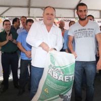 Por meio da Coordenadoria Estadual de Defesa Civil e da Seagri, via Emdagro, o governo de Sergipe deu prosseguimento à distribuição de material forrageiro (silagem de milho) a produtores da agricultura familiar afetados pelos efeitos da seca no estado - Fotos: Jorge Henrique/ASN
