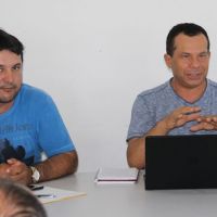José Fernandes e José Coelho, do Jabiberi, recebendo os visitantes com palestra sobre o funcionamento do Balde Cheio - Foto Fernando Augusto (Ascom Cohidro)