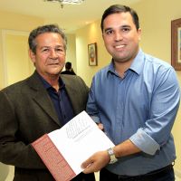 O presidente da Cohidro, José Carlos Felizola recebeu, em mãos, um exemplar autografado do livro do Engenheiro Civil Renato Conde Garcia - Foto: André Moreira/ASN