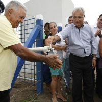 'Não têm placas, não têm paredes, são obras pequenas, mas têm compromisso social, são de uma importância fundamental para o povo, que hoje terá a alegria de ter água em casa, o que significa progresso, saúde, qualidade de vida. São essas as ações importantes de um governador', disse Jackson Barreto