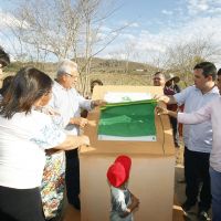 Após a inauguração da reforma da Escola Rural, o governador descerrou a placa da recuperação e ampliação da Barragem Pública Prefeito Manoel Soares, que proporcionará ao povo do sertão uma melhor infraestrutura para lidar com a seca / Foto: Victor Ribeiro/ASN