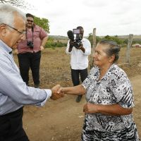 'Eu pensava em me mudar, porque não tinha água em casa. Você imagine uma pessoa da minha idade não ter água em casa. Tinha que me deslocar para o riacho e usava aquela água suja, com muito caramujo, a gente pegava muita doença. Com essa água melhorei 100%, não saio mais daqui, só no meu caixão. Agora é agradecer e rezar para o governador ser feliz, ter saúde e paz', disse dona Cecília Rocha da Lima - Foto: Victor Ribeiro/ASN