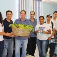 Diretor João recebe visita de representantes dos alunos, o professor Fernando e o coordenador Alexandre - Foto: Ascom/Cohidro