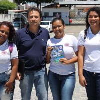 Professor Fernando e as alunas que participam do projeto da horta comunitária - foto: Ascom/Cohidro