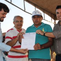 Assinado termo passando a responsabilidade operacional do sistema à comunidade - foto: Ascom/Cohidro.