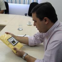 Felizola recebeu uma amostra da produção do MCP - Foto: Ascom/Cohidro