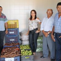 Acompanham a entrega o técnico da Cohidro Edmilson Cordeiro, Janilma dos Santos do Cras, Jorge Gomes do Conselho de Segurança Alimentar com João Aureliano