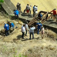 Técnicos da Cohidro já fazem o trabalho de manutenção nas tubulações que bombeiam água da barragem - Foto Ascom/Cohidro