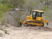 Maquinas recuperam barragens, fazendo limpeza e retirada de materiais do leito