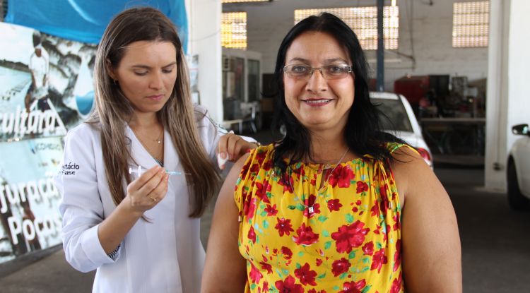 Estagiária Simone Melo também fez aplicações na Assessora da Gelog, Marileide Bezerra - Foto: Ascom/Cohidro