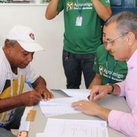 João de Souza assina o contrato com o Agromaigo