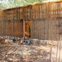 a foi pensanda para que aves tenham um ambiente interno e externo.