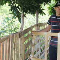 Rafael Oliveira e a cerca de palets para arrebanhar as ovelhas