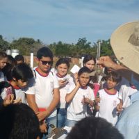 O técnico em Agropecuária da Cohidro, Willian Domingos Silva e os alunos
