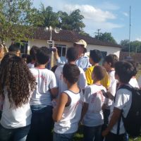 O técnico em Agropecuária da Cohidro, Willian Domingos Silva e os alunos2