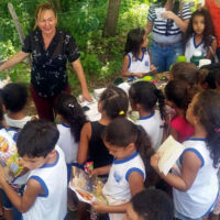 Meirinha e os pequenos visitantes na Farmácia Viva