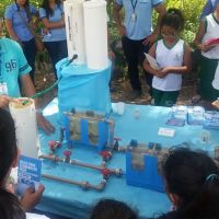 Sérgio Dias explica aos estudantes como funciona uma estação de tratamento da Deso