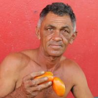 Gildeon Dias e curioso tomate siames que colheu