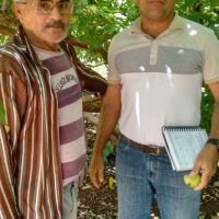 Irrigante Zé Branco e o secretário de Agricultura de Gararu Cleovan de Freitas