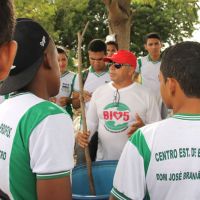 O técnico Tito Reis explica aos estudantes o preparo de biofertilizantes