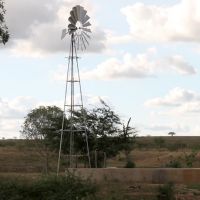 Cata-vento instalado anexo à bebedouro para o gado