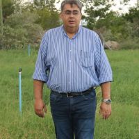 Diretor Paulo Sobral e o capim irrigado no Gualté