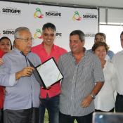 Jackson, Helio Sobral e Felizola assinam ordem de serviço autorizando obra em Japaratuba - Foto: Ascom/Cohidro