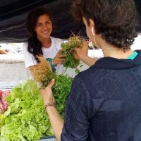 Márcia da Silva Araújo na feira já ajuda a família