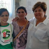 A secretária Marta Leão em visita à Bio5, com a agricultora orgânica Quitéria Araújo e sua filha.