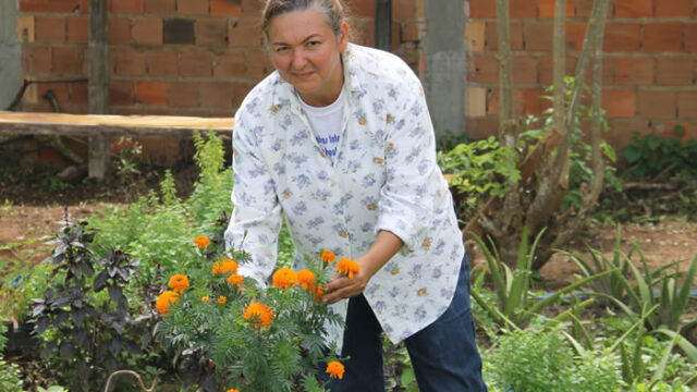 Meirinha e as plantas medicinais que toma conta na área cedida pela Cohidro