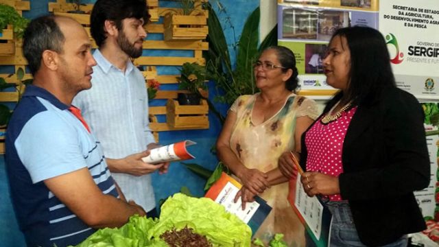 O Secretário Esmeraldo Leal esteve conhecendo o stand da Cohidro e ouvindo os produtores