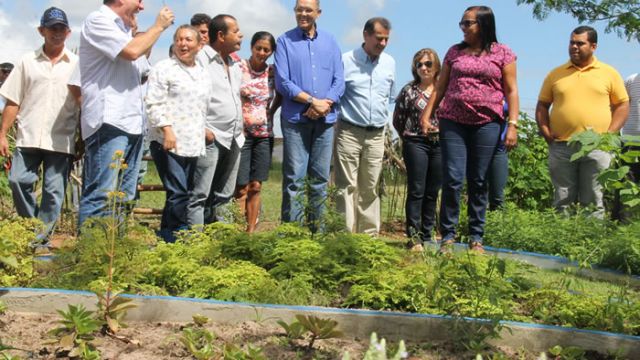 Presidente Mardoqueu, o Prefeito Lila fraga, agricultores, diretores e técnicos da Cohidro
