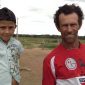 Osman Vieira, com o filho, disse acreditar que com a barragem limpa e ampliada, demora mais tempo para secar - Foto Fernando Augusto (Ascom-Cohidro)