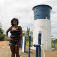 Rosária dos Santos, do assentamento 5 de Janeiro, fez a instalação da água do sistema para sua casa - foto Fernando Augusto (Ascom-Cohidro)